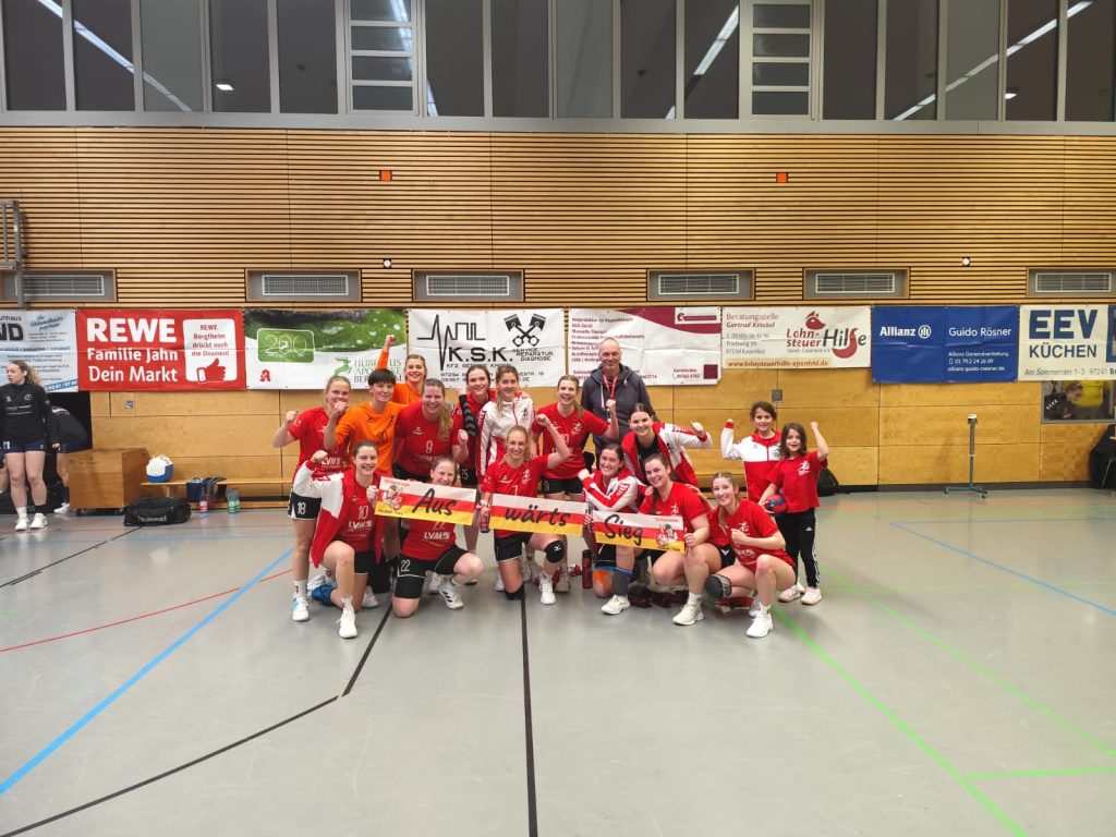 Mannschaftsfoto der Damen nach ihrem Sieg in Bergtheim